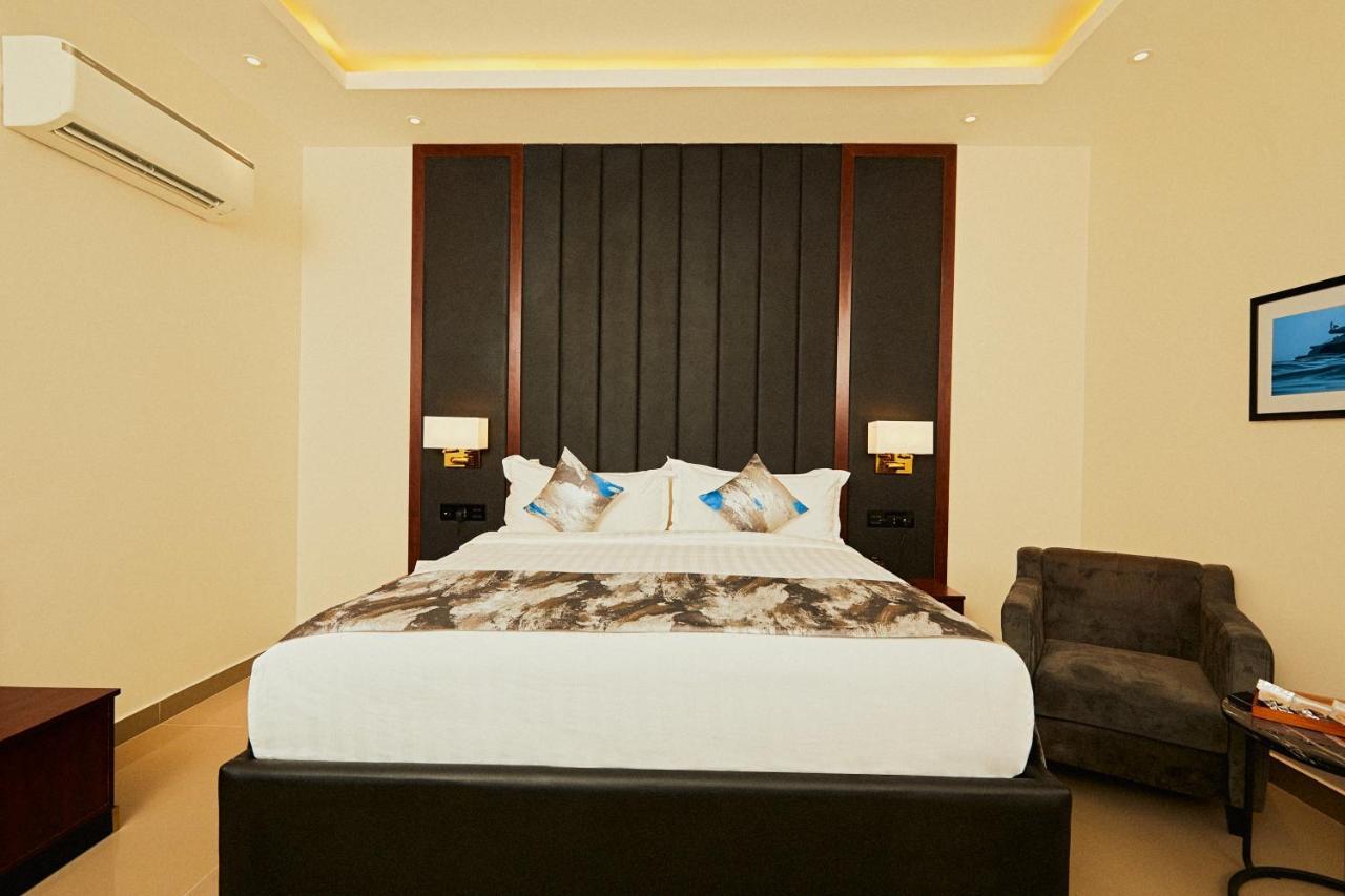 The Yacht Hotel Sea Front Lekki Phase 1 Lagos Exteriör bild